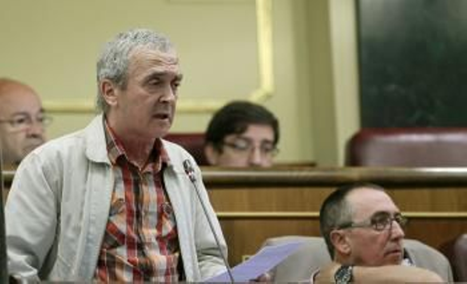 El diputado de Amaiur Sabino Cuadra (i), junto al diputado de Compromis Joan Baldovi (d)