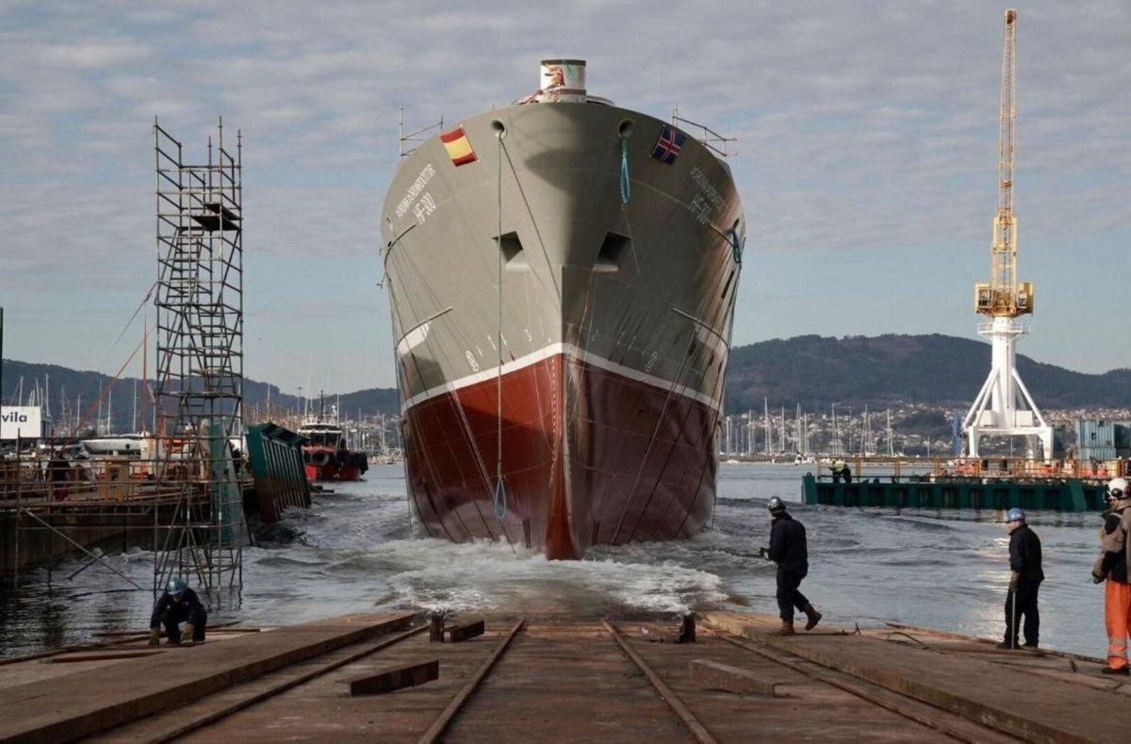 El oceanográfico ‘Borunn Bordardotirr’, entrando en el agua.