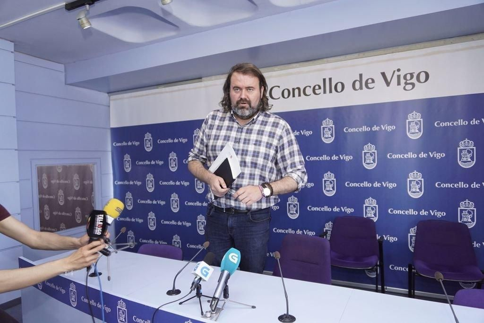 El portavoz de la Marea de Vigo, Rubén Pérez, ofreció ayer una rueda de prensa en el Concello.