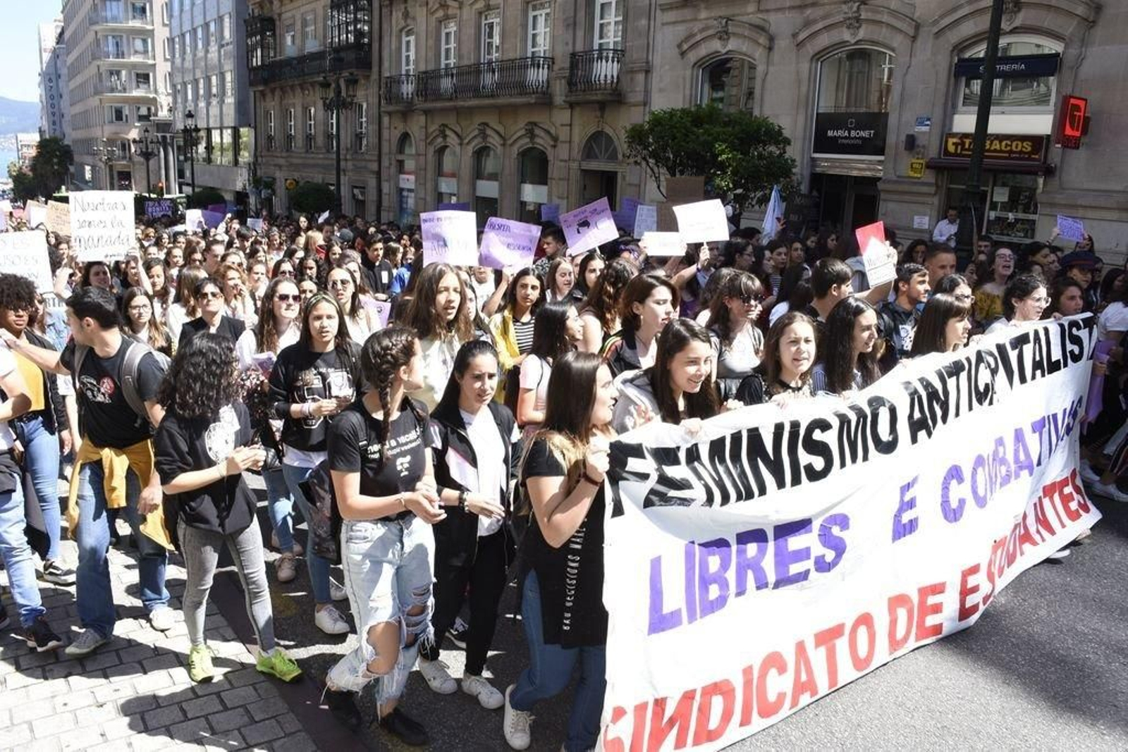 Decenas de estudiantes participaron a mediodía de ayer en la manifestación