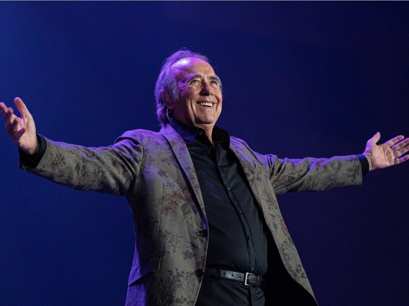 El cantautor Joan Manuel Serrat durante un concierto en el Palau de Sant Jordi, a 20 de diciembre de 2022, en Barcelona. // EP