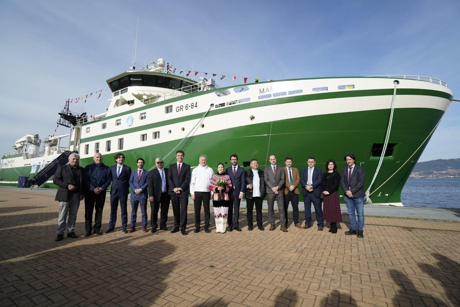 Representantes de las armadoras y del astillero, ayer en el puerto vigués junto al barco.