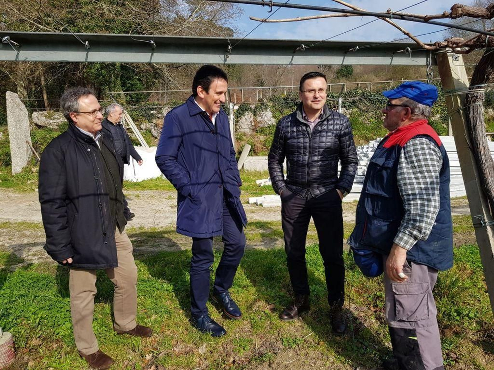 Alcalde de Crecente  visitando Vilar con el  conselleiro.