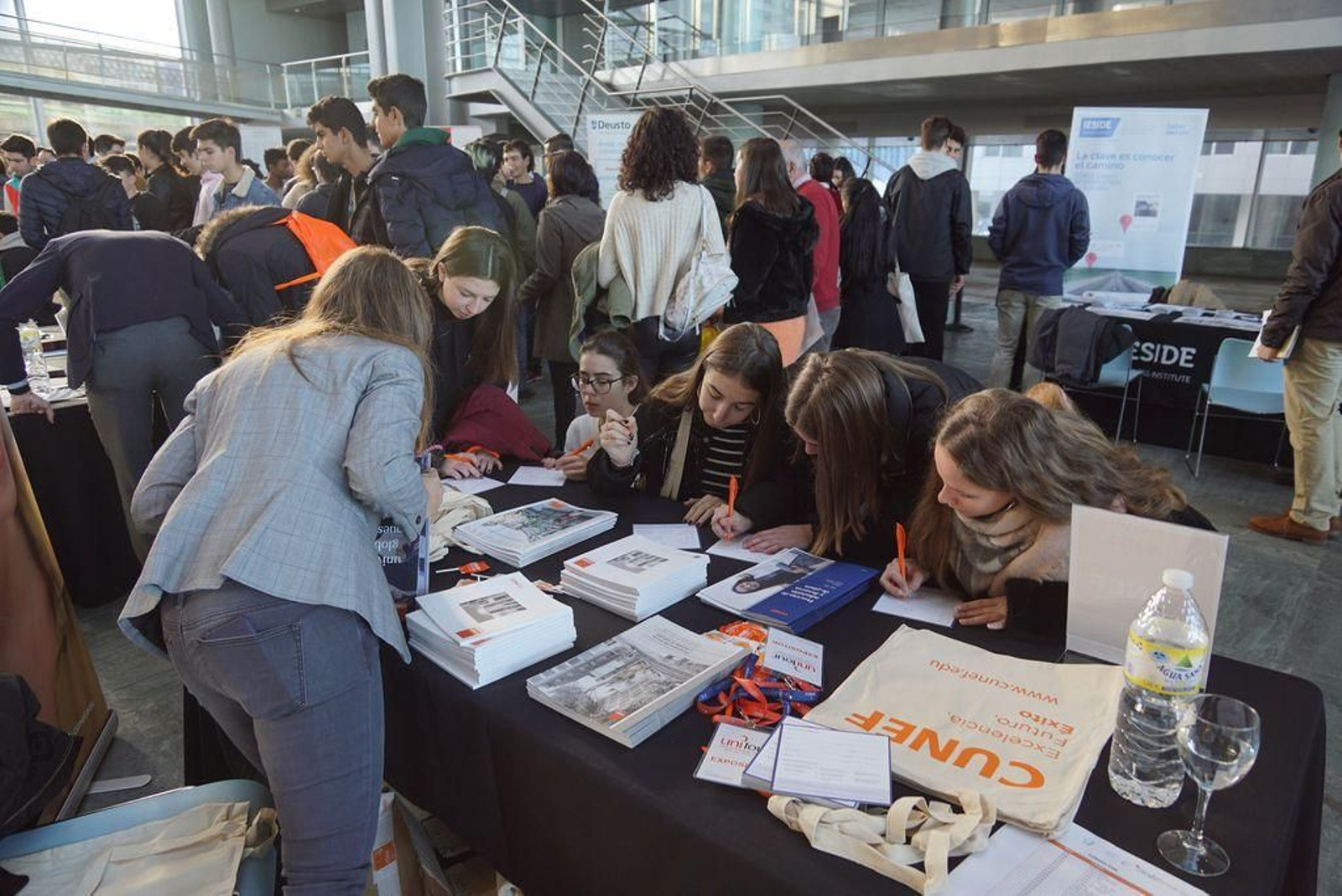 Cientos de estudiantes acuden a la feria de orientación universitaria en el Auditorio, en la imagen la delaño pasado.