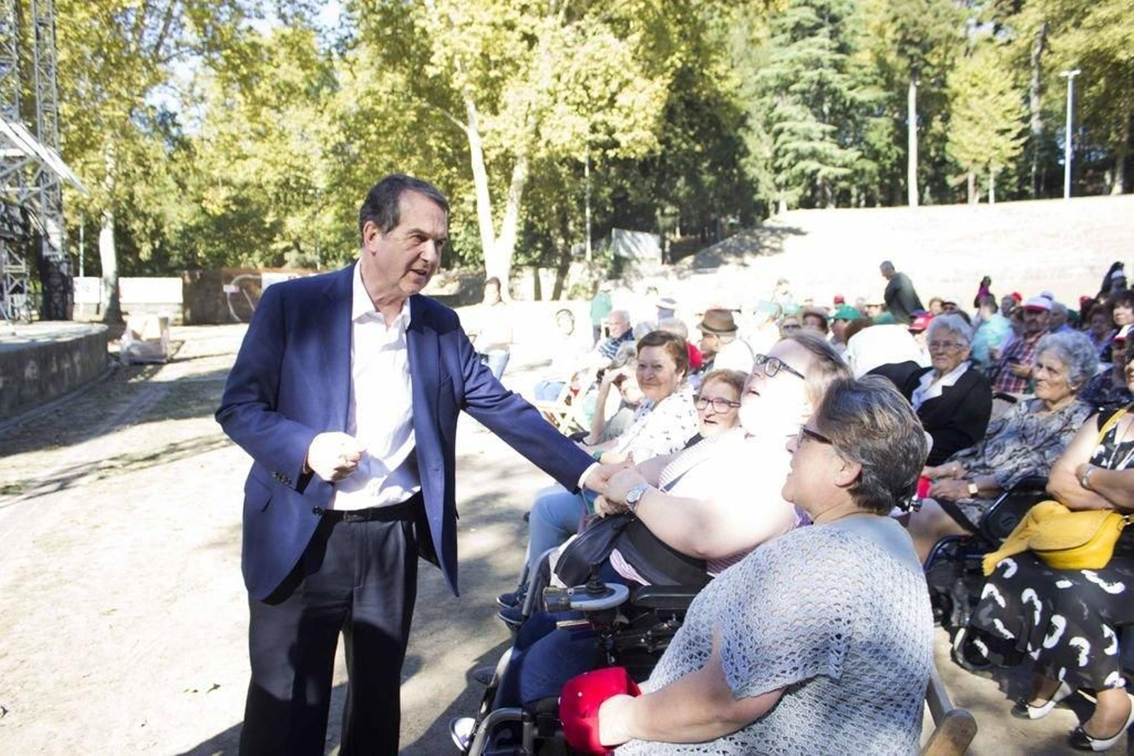 El alcalde Abel Caballero participó ayer en la fiesta de verano del servicio de ayuda en el hogar