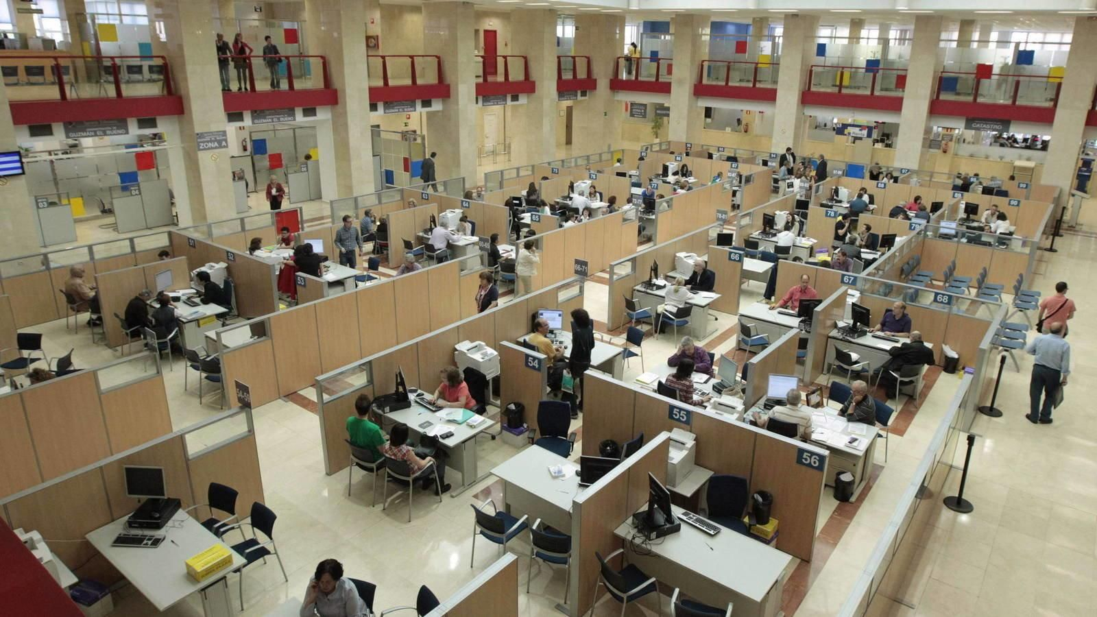 Oficina de Hacienda en una campaña de la declaración de la renta.