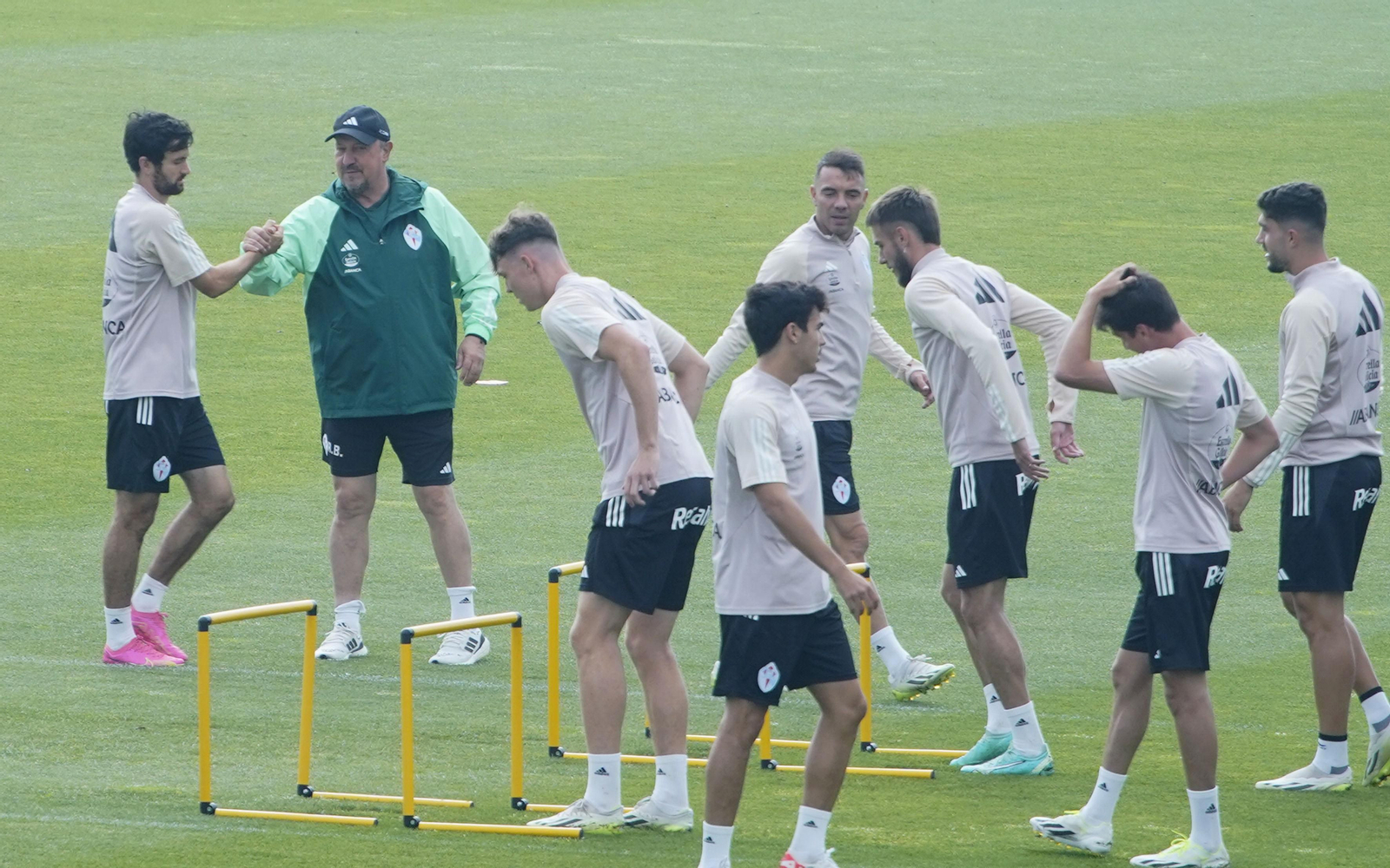 Los jugadores del Celta entrenando en Mos (5)