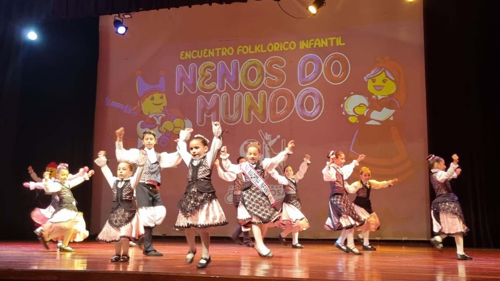 Imagen del Encuentro Folklórico Infantil "Nenos do Mundo"