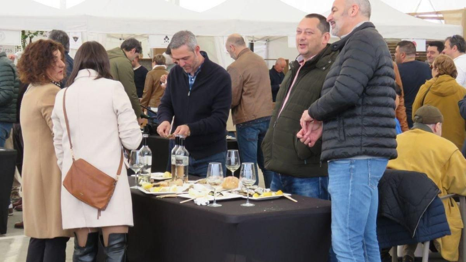 Los visitantes degustaron las ostras en diferentes variantes, desde al natural hasta cocinadas.