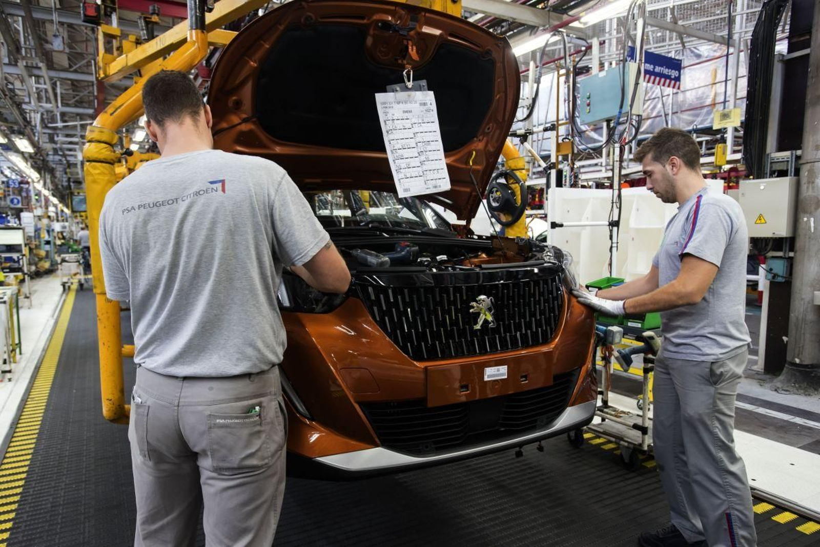 Dos operarios en una de las líneas de producción de la factoría de Balaídos.