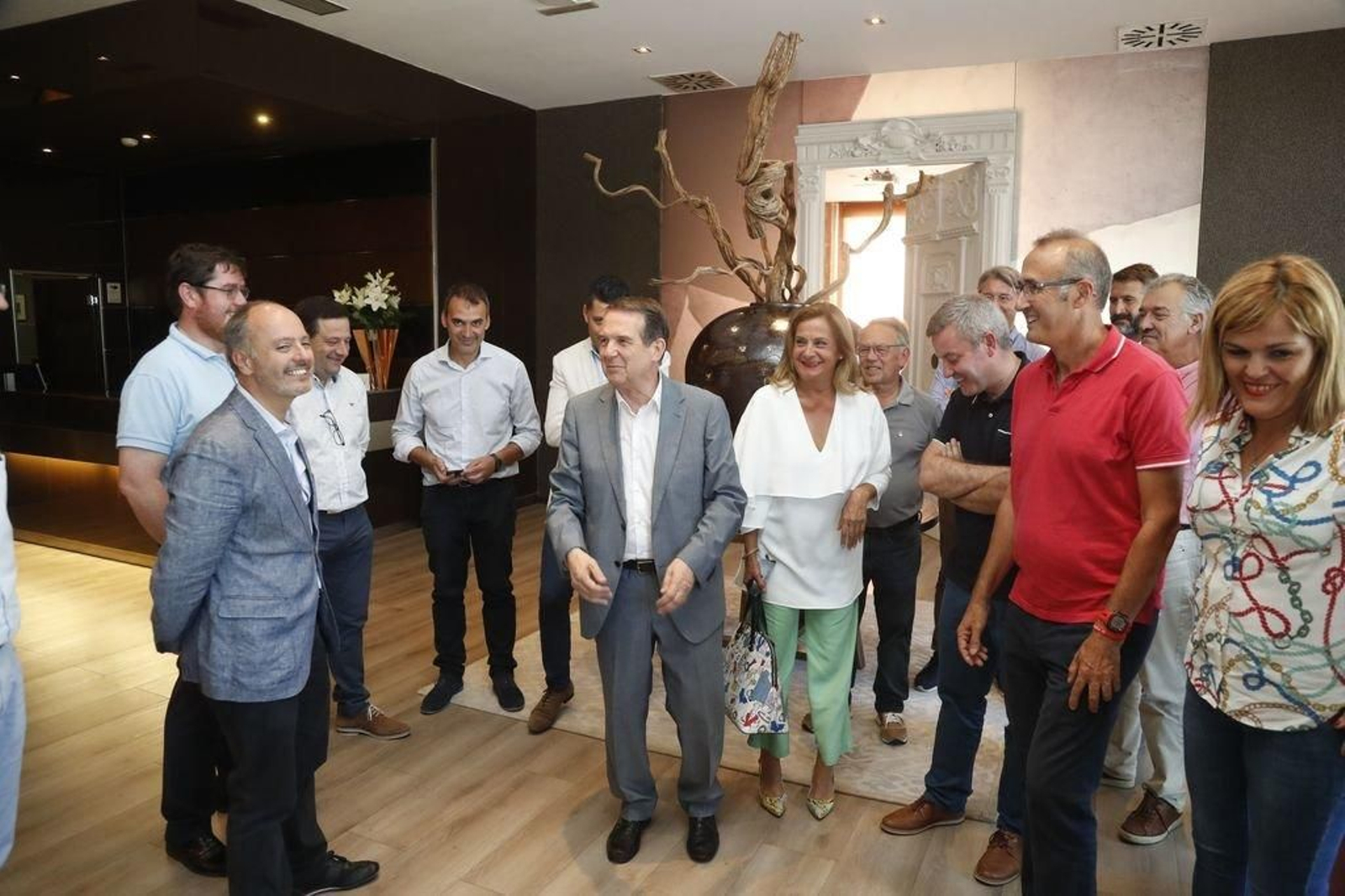 Caballero, Silva y Regades con los alcaldes socialistas de la provincia ayer en Vigo.