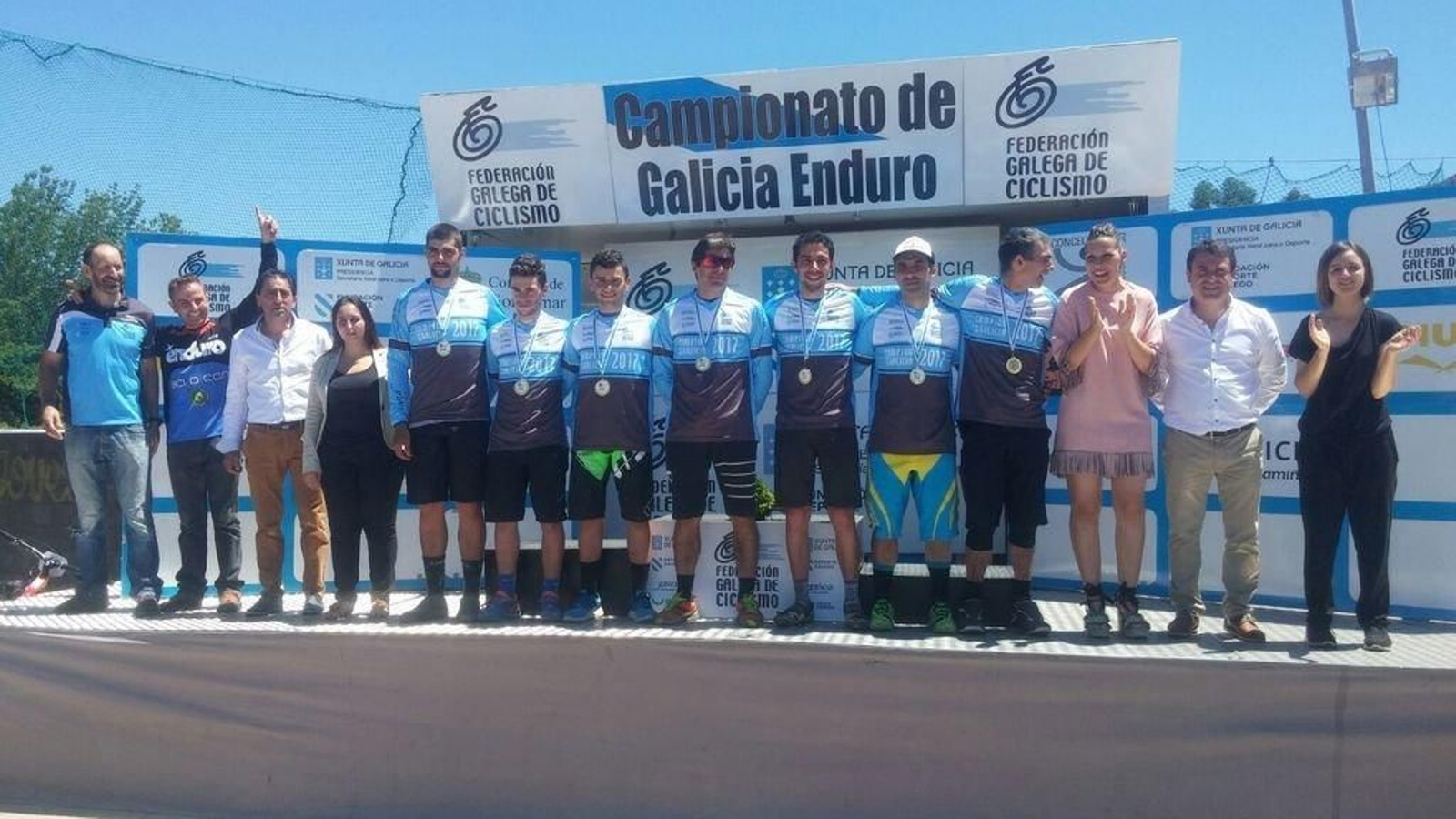 Foto de familia de los ganadores del Campeonato de Galicia de enduro tras la prueba de Gondomar.