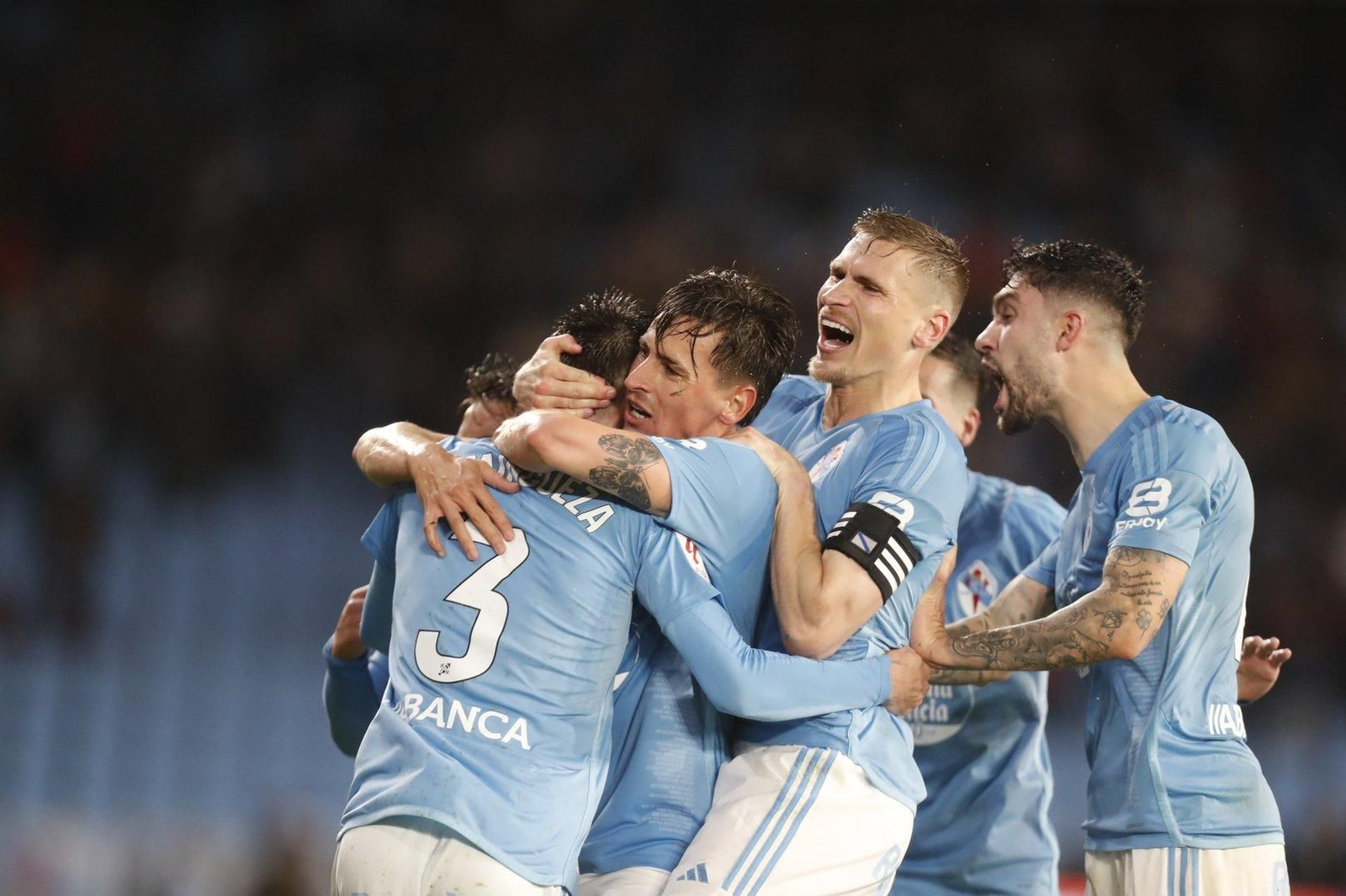El Celta celebra la victoria ante el Almería en Balaídos. // J.V. Landín
