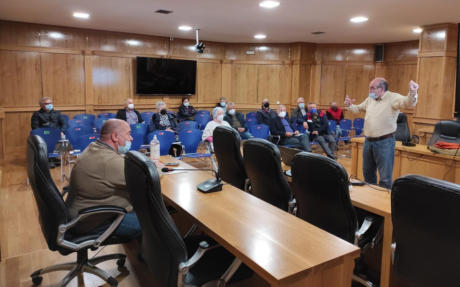 Luis Gulín en Xinzo da Limia, en una reciente reunión con emigrantes retornados. Foto Archivo