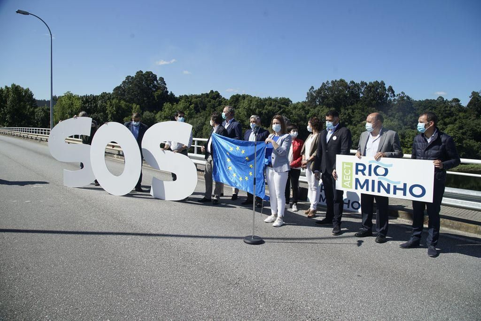 El puente internacional de Salvaterra, donde se llevó a cabo ayer la concentración, tenía antes del cierre un tráfico de 10.000 coches diarios.