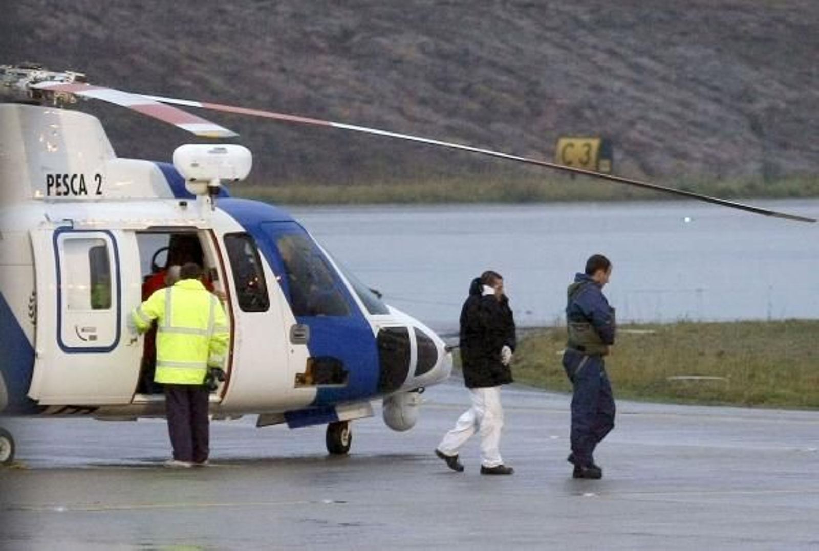 Helicóptero guardacostas con el que rescataron a los náufragos. (Foto: Sxenick)