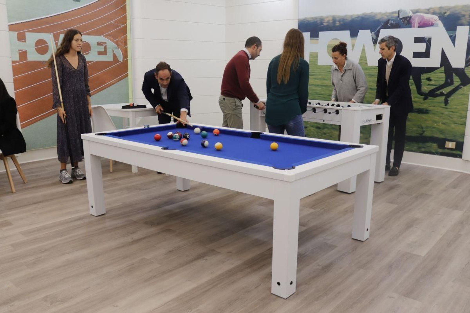 Trabajadores del broker de seguros Howden, en la nueva sede de Bouzas, donde disponen de mesas de billar y futbolín para su tiempo de ocio.