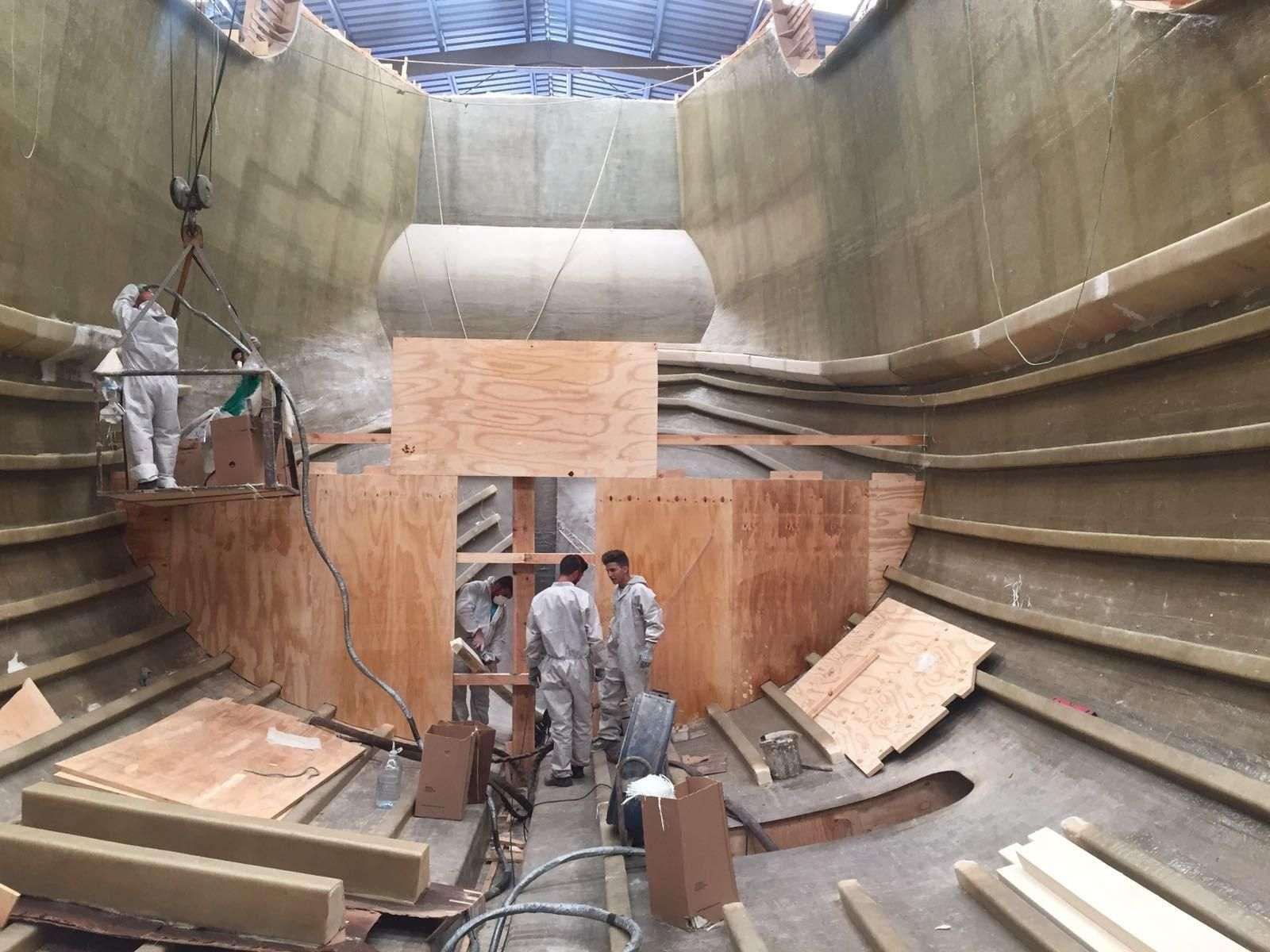 La  Santa María fue la mayor de las tres embarcaciones que Cristóbal Colón usó en su primer viaje al Nuevo Mundo en 1492. Solo las carabelas la Pinta y la Niña lograron regresar.
Fue alquilada a Juan de la Cosa, un armador cántabro, permitía l