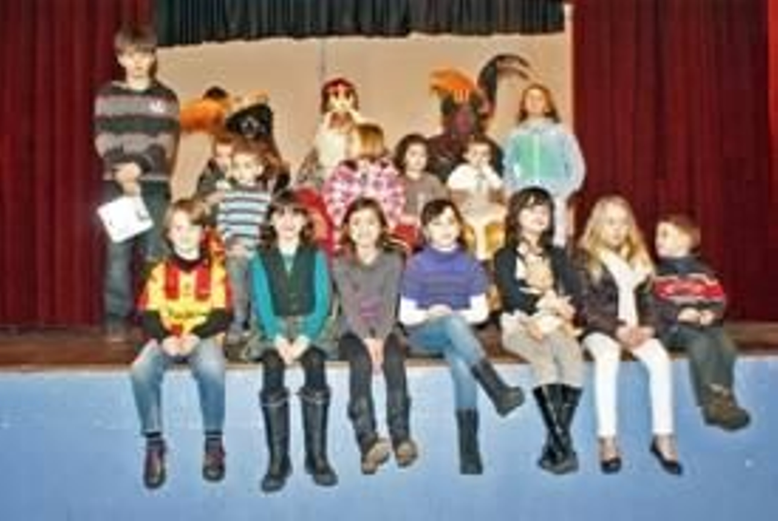 Foto de familia, los Reyes Magos y los niños del centro.