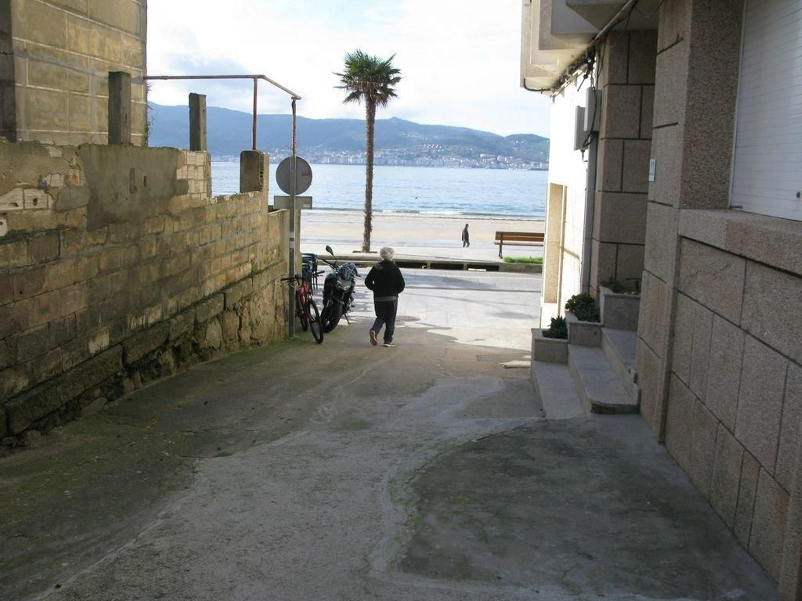 Camino que da al paseo de Panxón recién bautizado como "Camiño das Paveiras", ayer.