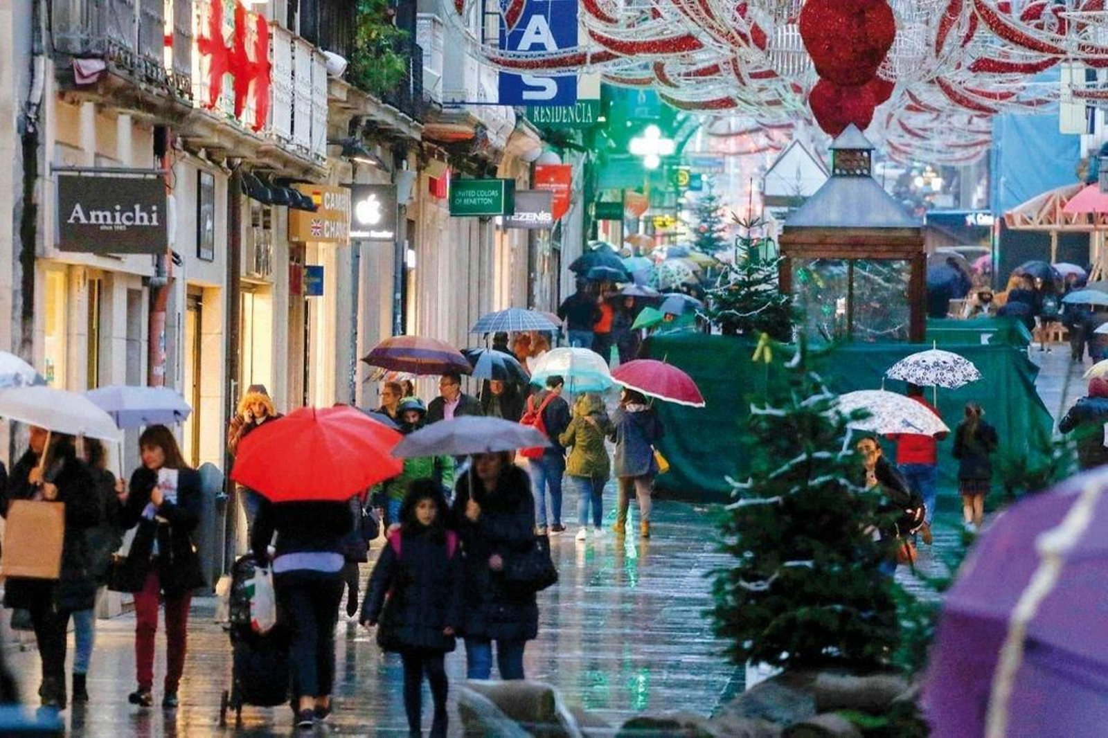 La lluvia volvió ayer tímidamente a Vigo aunque para hoy se espera  con más intensidad.