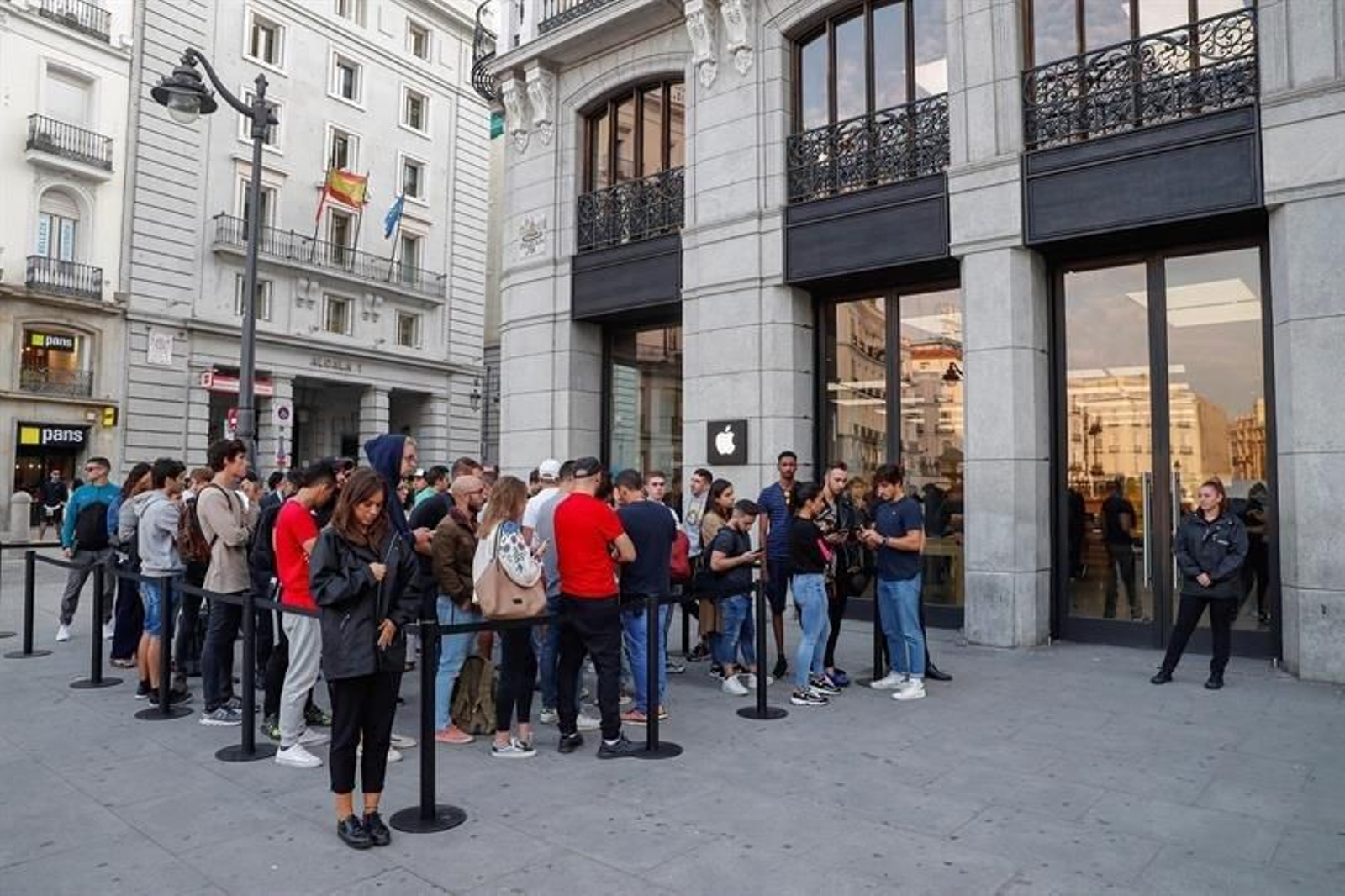 Numerosos usuarios hacen cola ante la tienda Apple de la Puerta del sol de Madrid para hacerse con el nuevo iPhone 11
