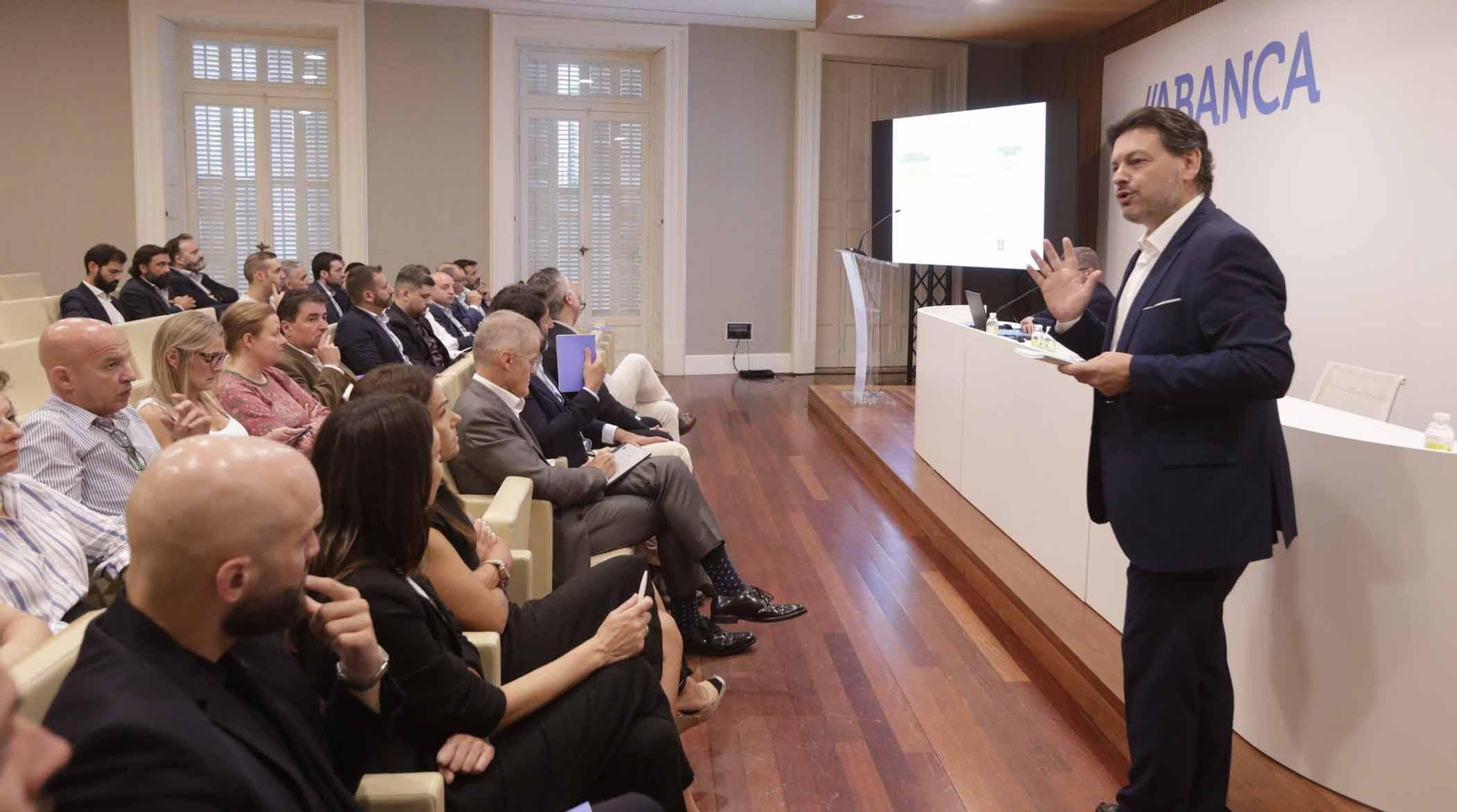 Imagen del secretario xeral da Emigración en el Encuentro del Equipo de No Residentes organizado por Abanca