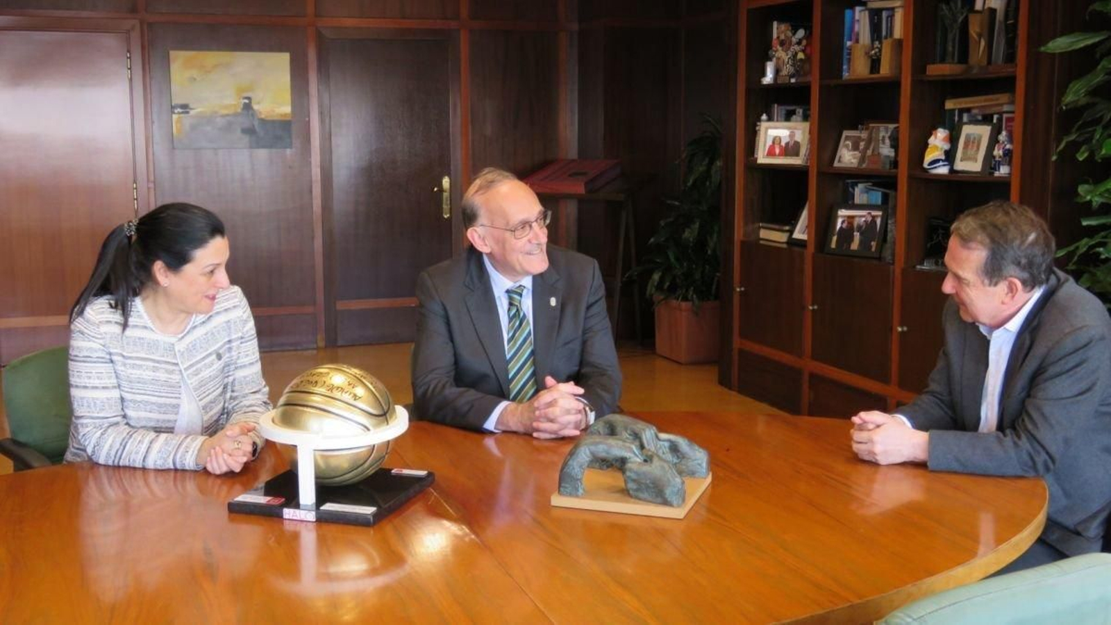 Caballero reunido con Manuel Reigosa y con Belén Rubio, vicerrectora de Investigación