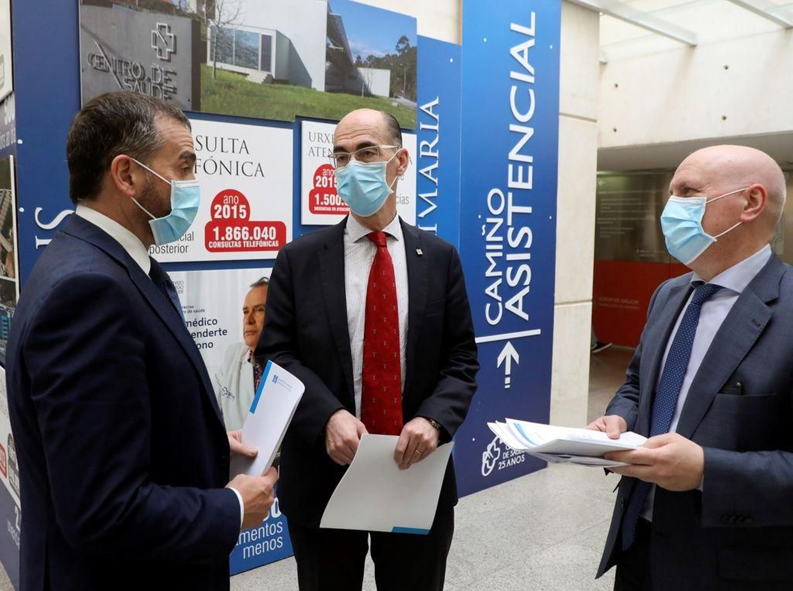 Aboal, Almuíña y Fernández Campa, poco antes de la rueda de prensa en Santiago.