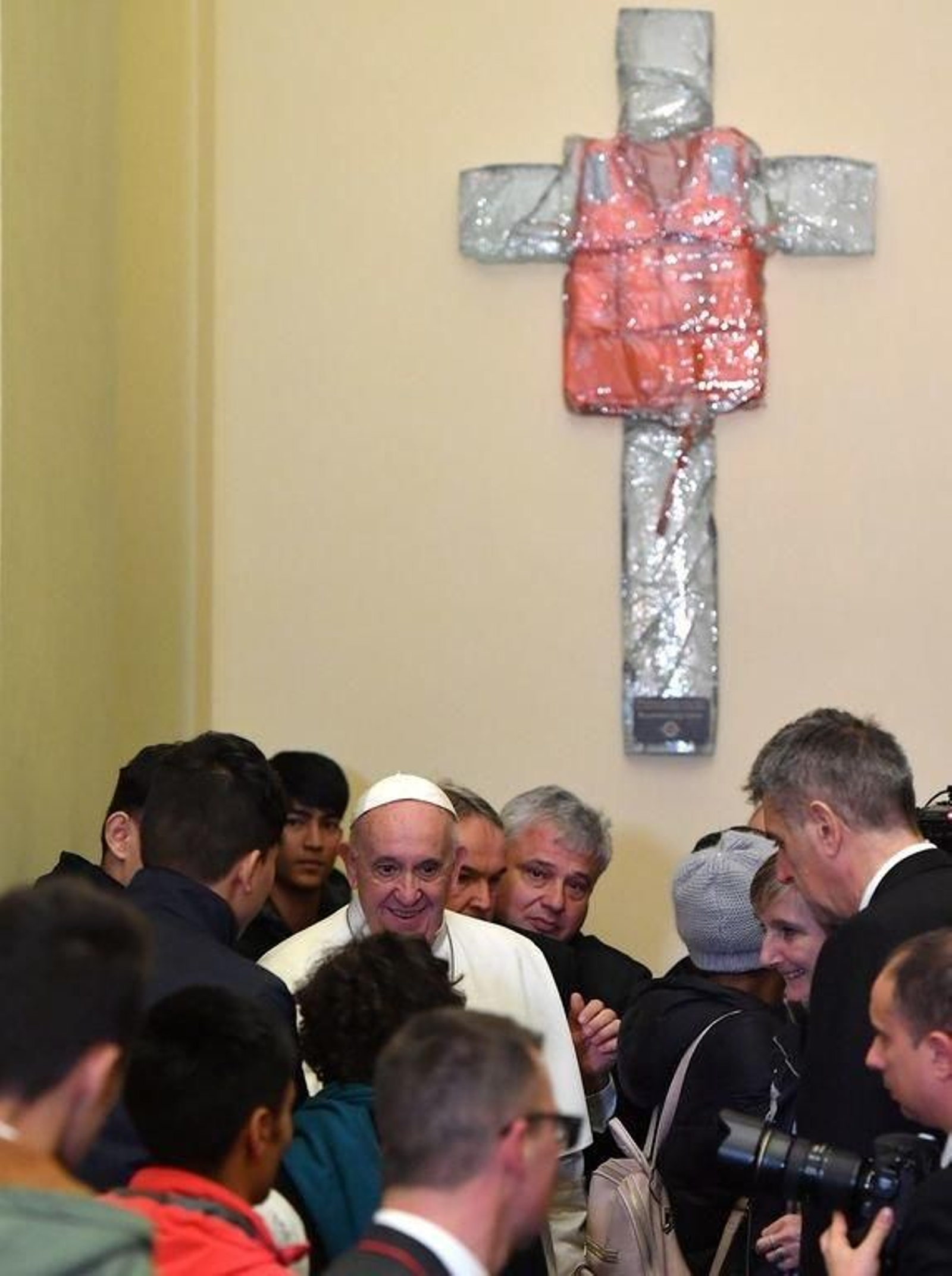 El papa Francisco con un grupo de refugiados de la isla de Lesbos.