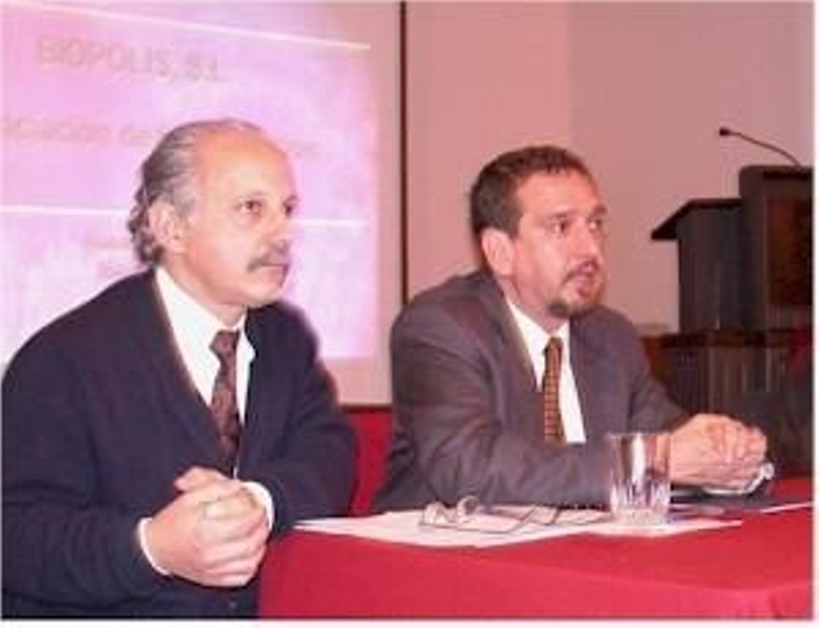 Directivos de Biopolis, durante una conferencia. Foto Archivo.