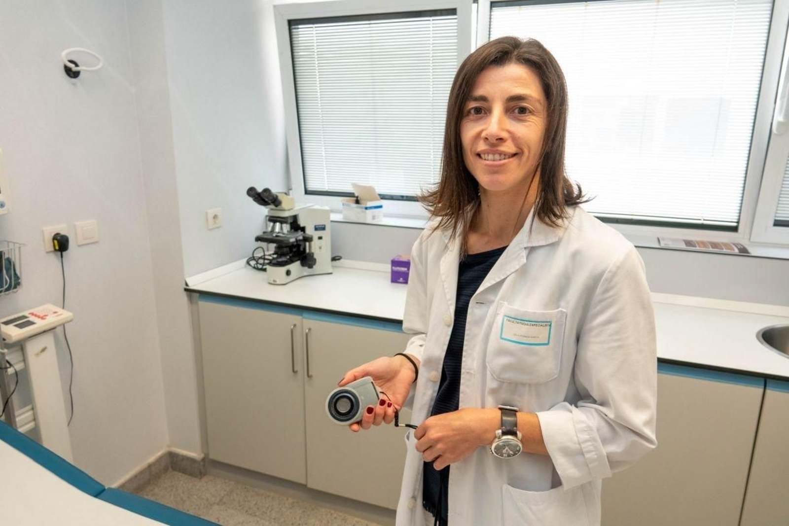 La especialista Celia Posada, en su consulta del Hospital Meixoeiro con un dermatoscopio.