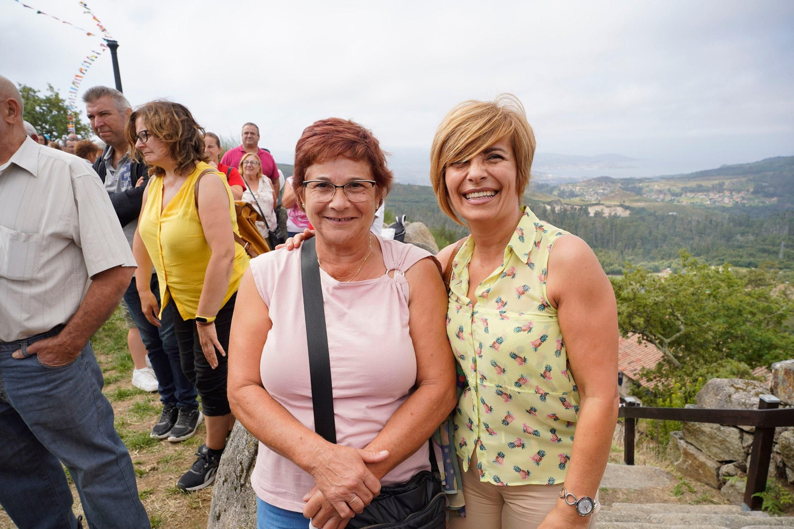 Los fieles acuden al Monte Alba para quitar el miedo con San Bartolomé. // J.V. Landín