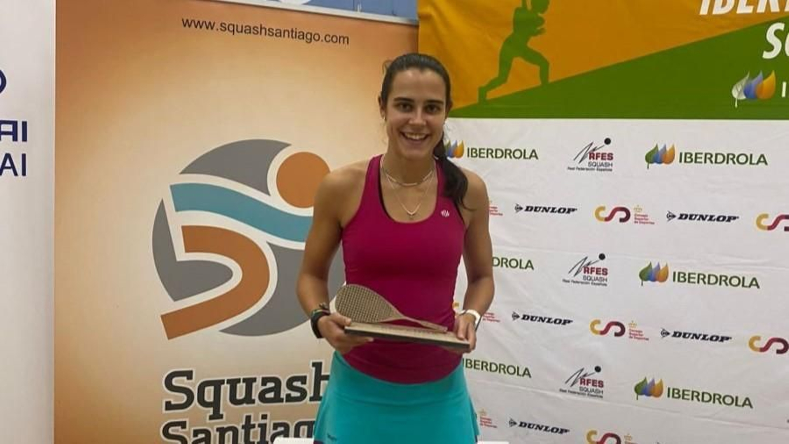 Marta Domínguez sostiene el trofeo de la Copa de España.