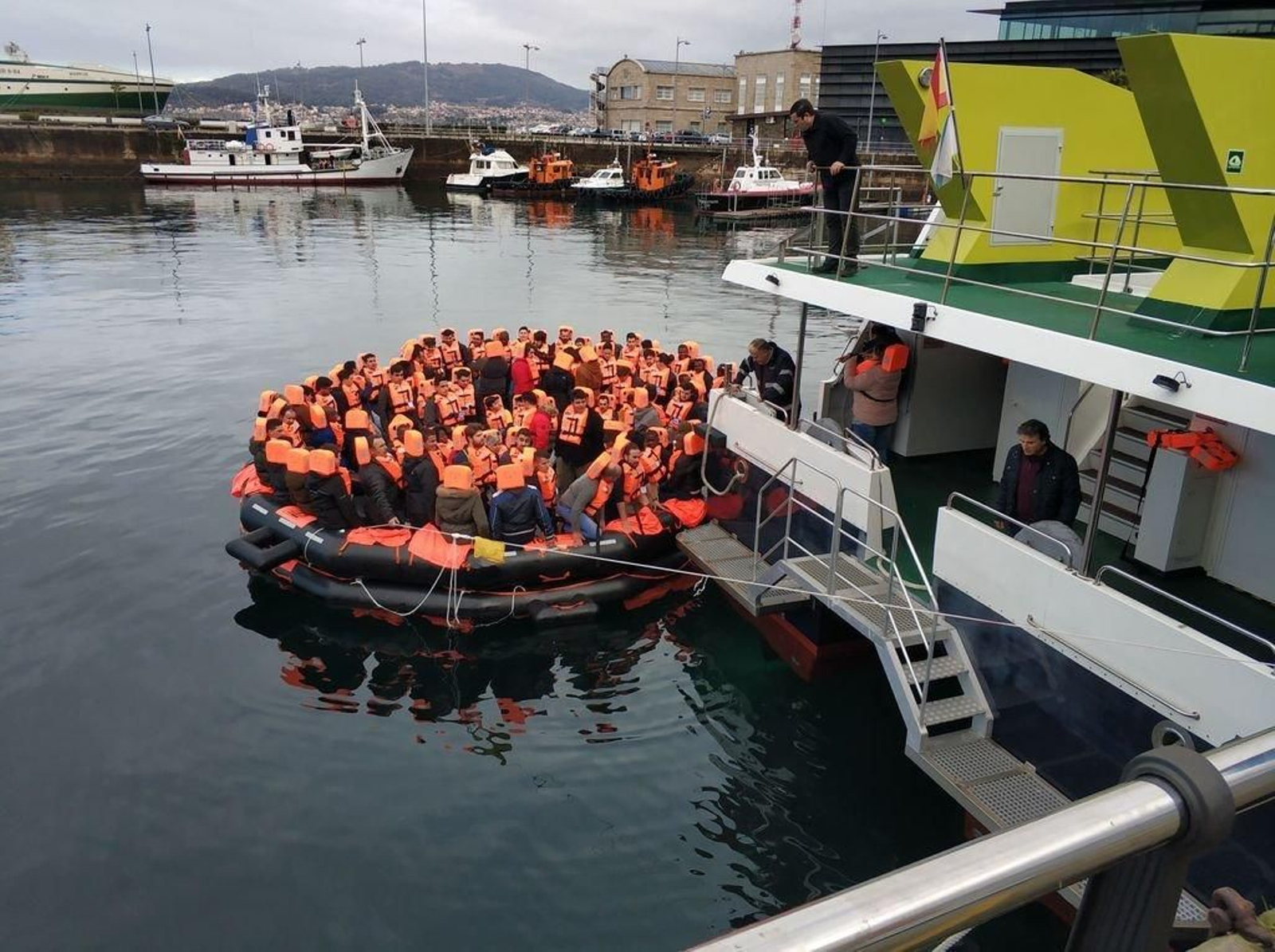 Un momento del desembarco en las lanchas salvavidas.