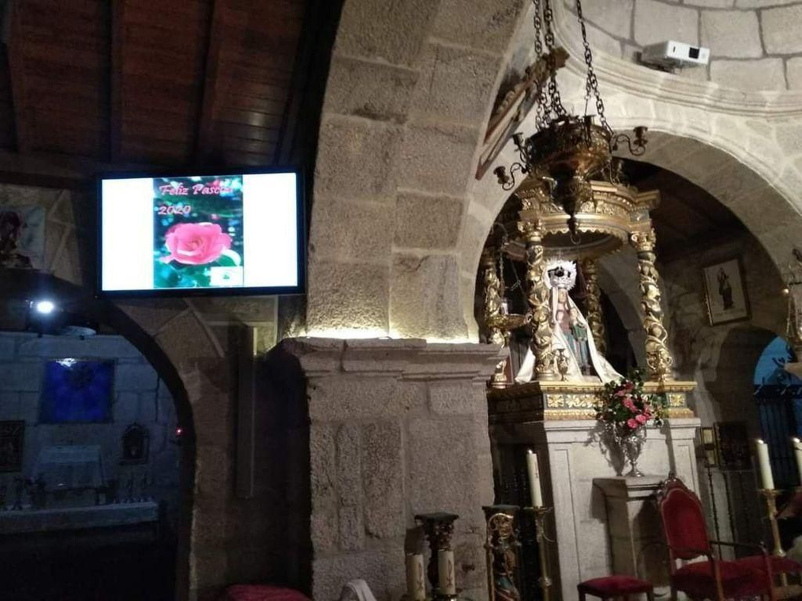 Cada día llegan flores 'virtuales', rezos y plegarias para la Virgen de A Franqueira.