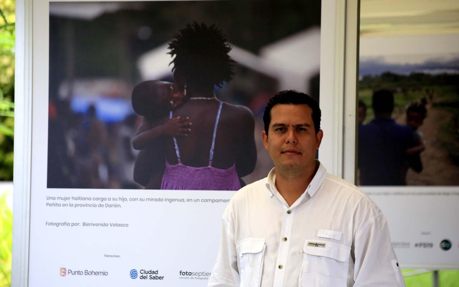 El fotógrafo panameño Bienvenido Velasco junto a una de sus imágenes durante la exposición "Wadada (camino en somalí), en Ciudad de Panamá (Panamá).. EFE/ Carlos Lemos ARCHIVO