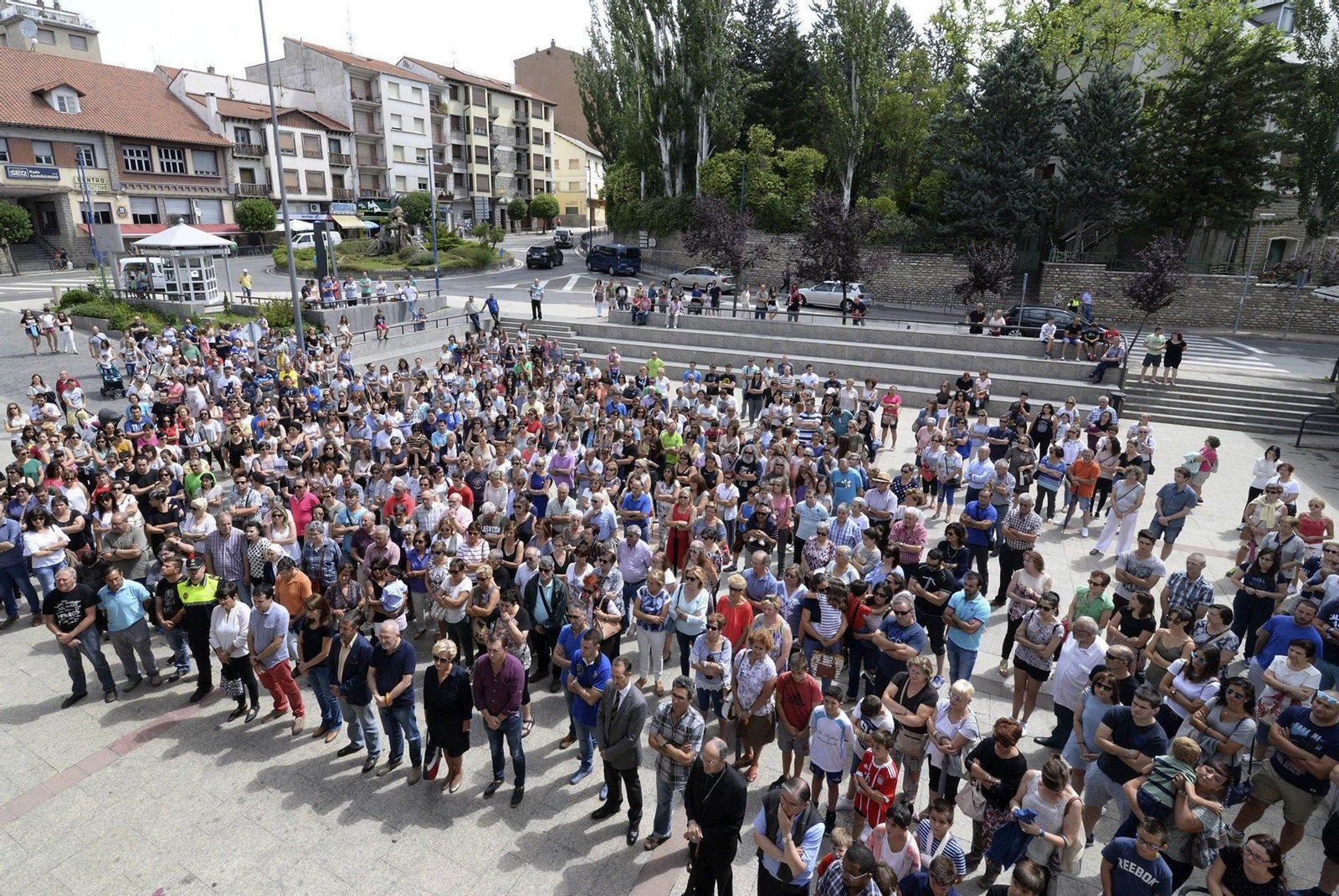Los vecinos de Sabiñánigo expresaron su pesar por el crimen en una concentración silenciosa en la Plaza de España de la localidad oscense.