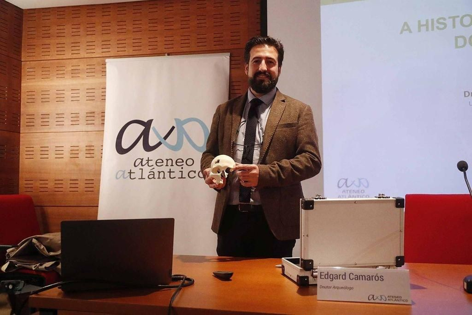 El arqueólogo Edgard Camarós, ayer, en Vigo.