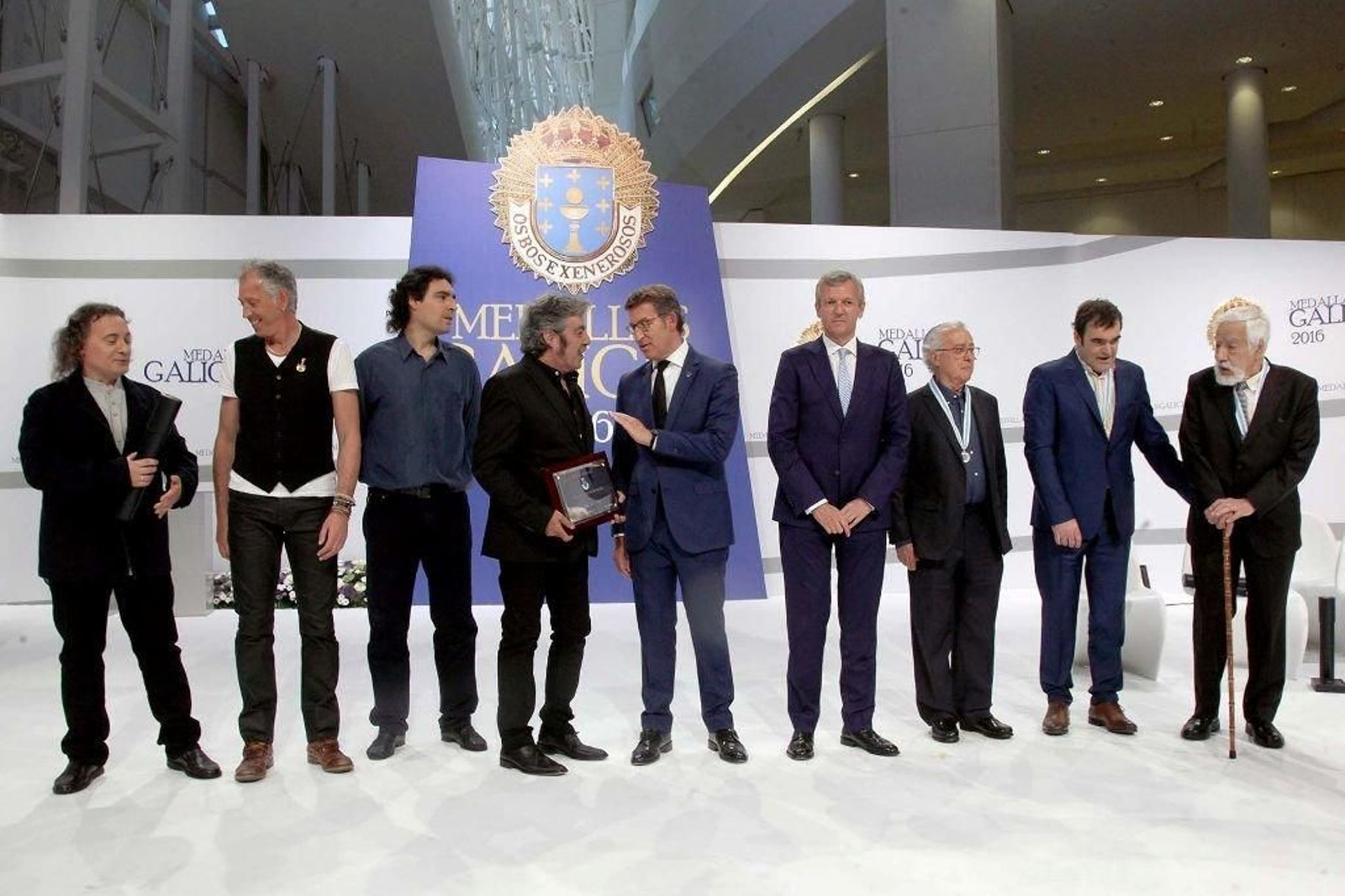 Paco Leiro, Manuel Gallego Jorreto, Basilio Losada e Los Suaves (na foto co presidente e vicepresidente da Xunta) recibironas Medallas