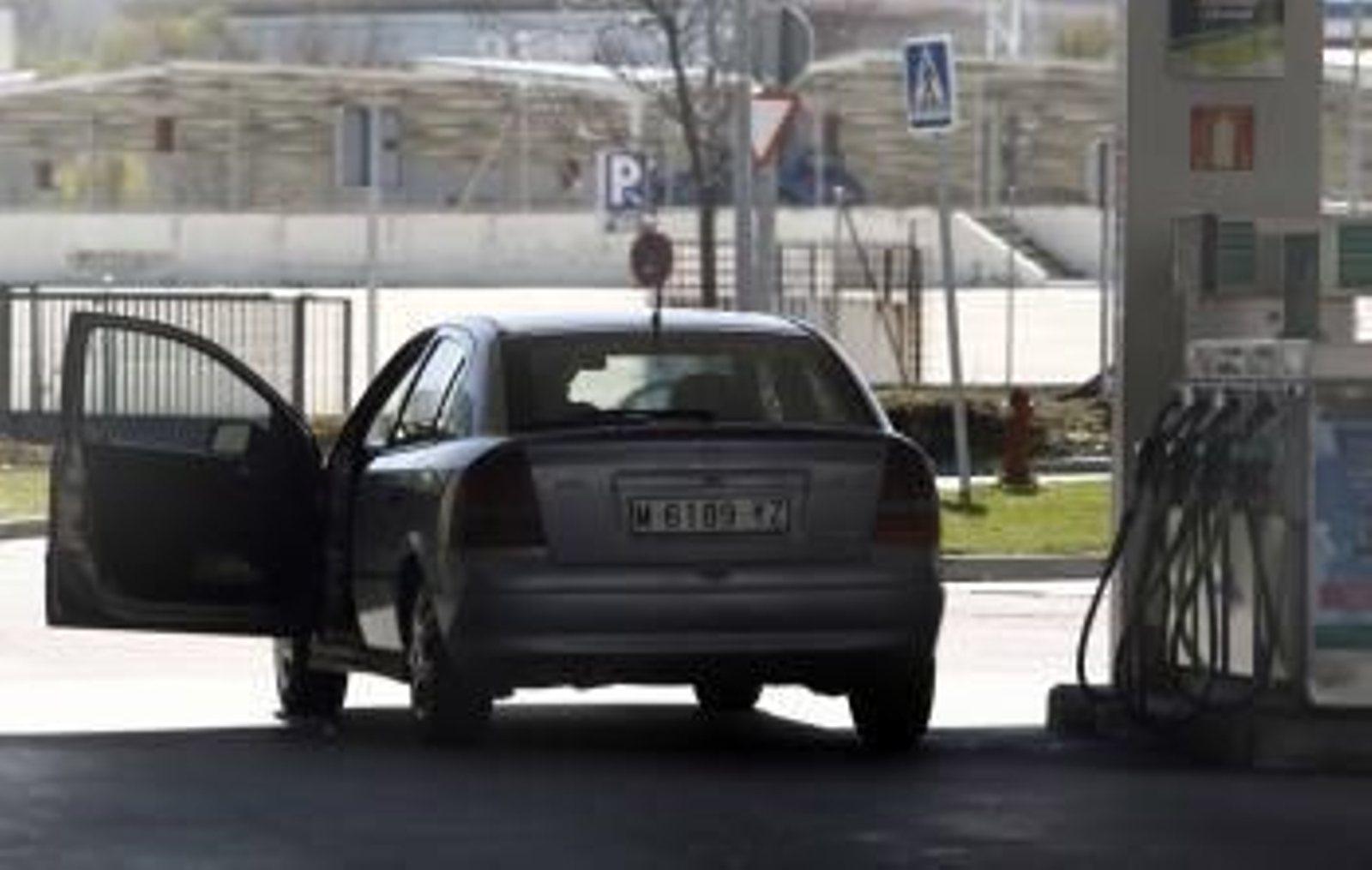 Los precios de la gasolina y del gasóleo han caído hasta un 3,1% en la última semana y se han situado, en la antesala del puente de Todos los Santos