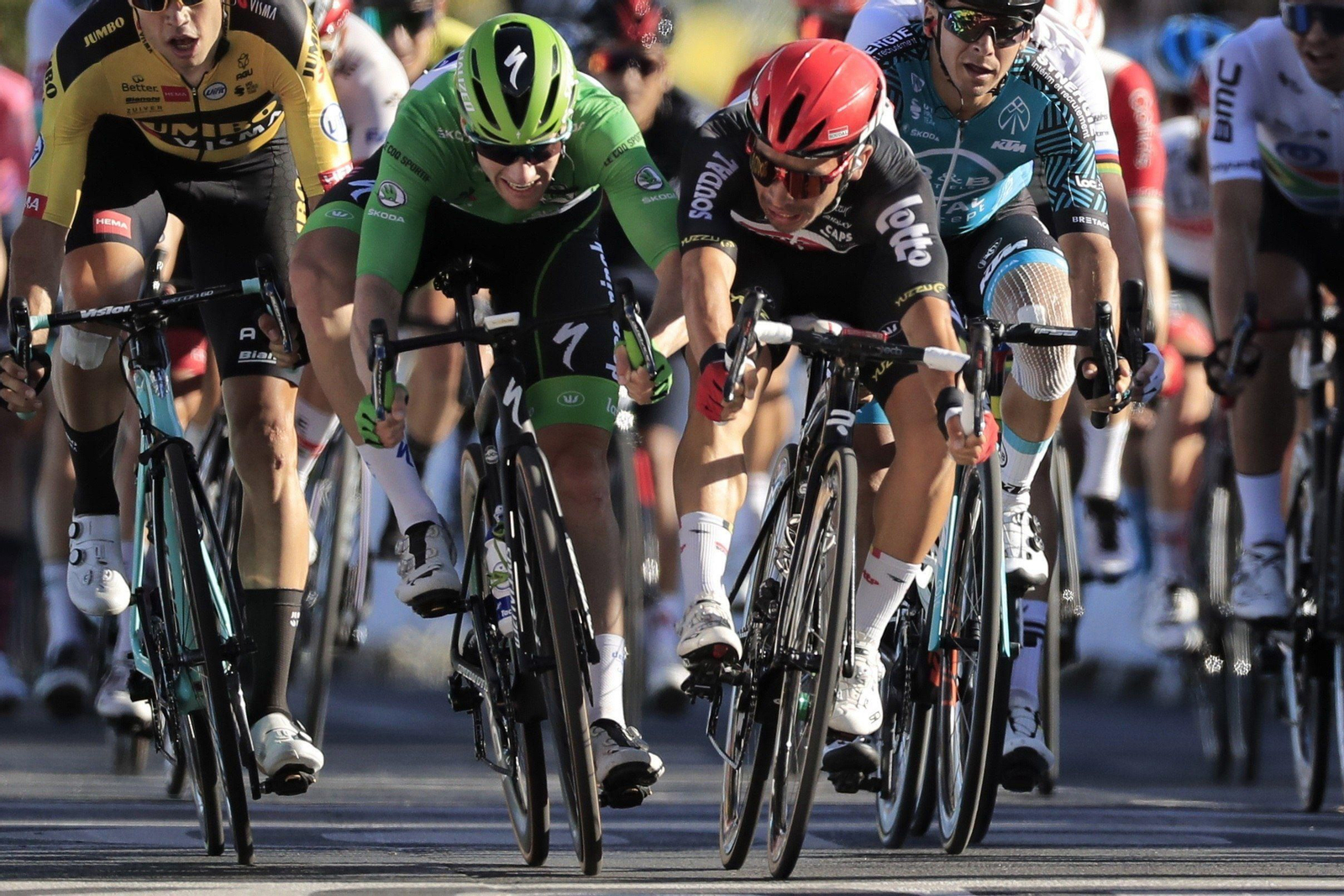 Caleb Ewan superó a Sagan, que fue descalificado por una maniobra irregular en el sprint.