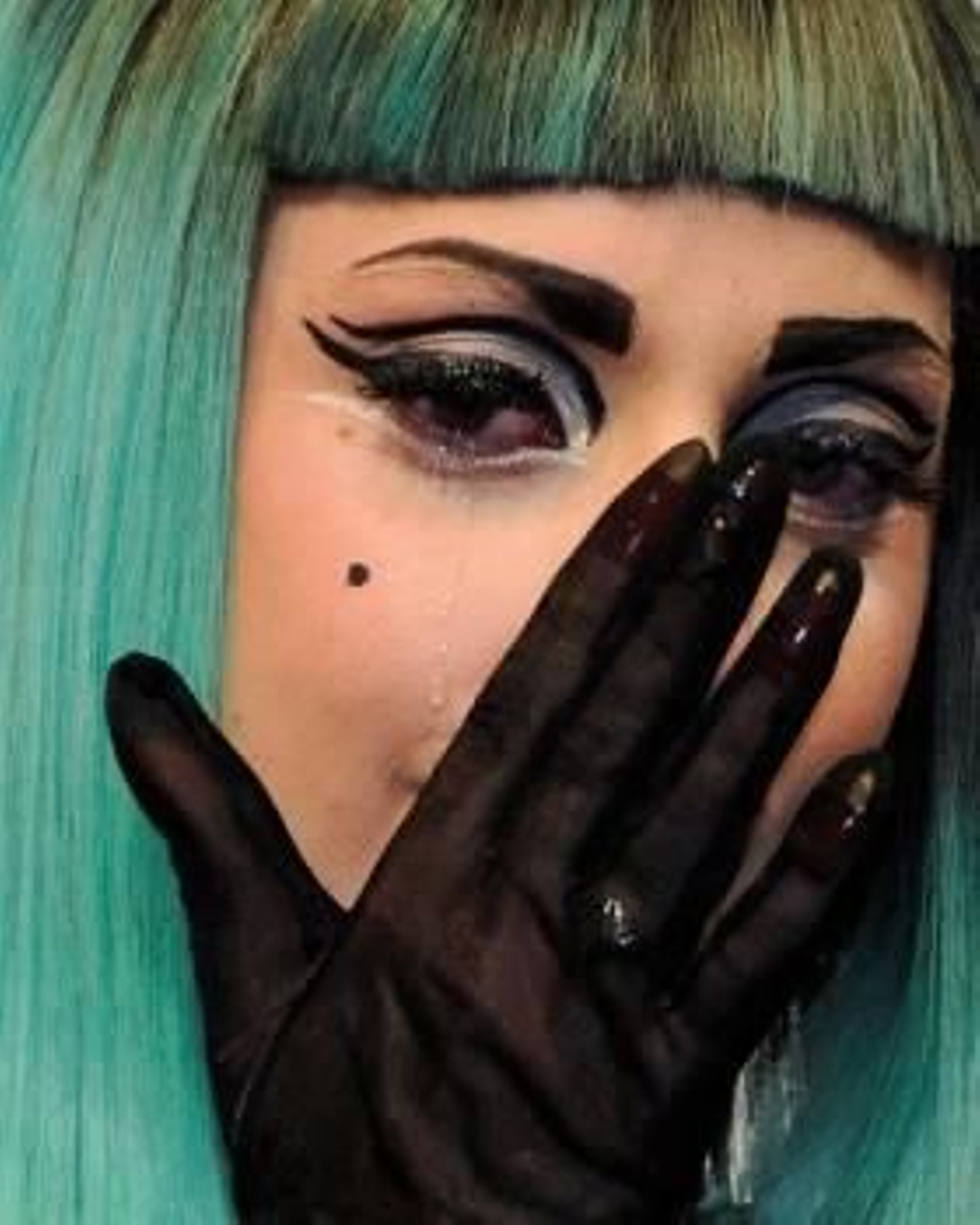 Lady Gaga se emociona durante una rueda de prensa celebrada en Tokio (Japón). Foto: EFE