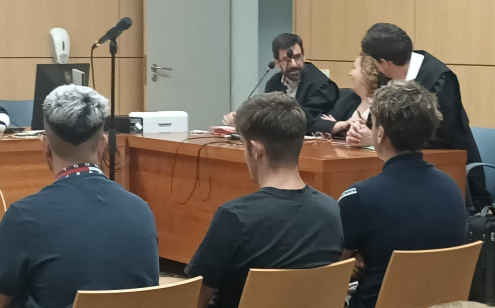 Los tres acusados en el banquillo en la Audiencia de Valencia. // E.P.