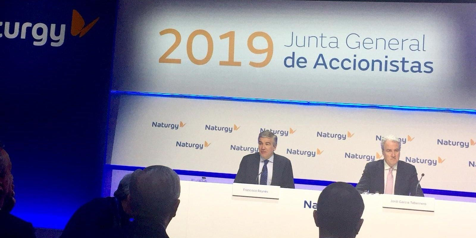 El presidente de Naturgy, Francisco Reynés, y el director de comunicación, Jordi García Tabernero, esta mañana en la rueda de prensa previa a la junta de accionistas en Madrid.