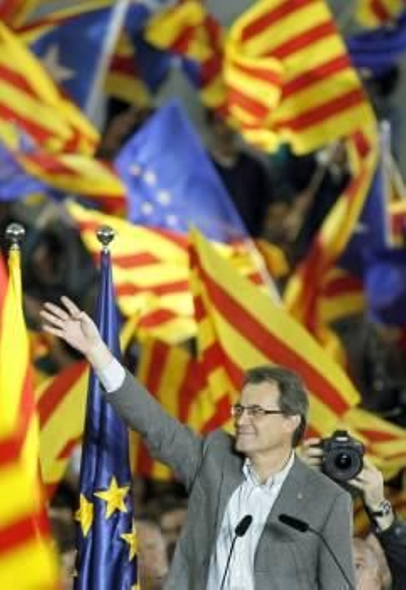 Artur Mas, en el mitín de ayer en Barcelona. (Foto: ANDREU DALMAU)