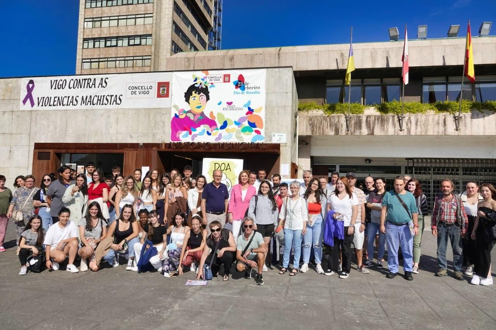 Yolanda Aguiar, en el centro con Leopoldo Robla, presidente de DOA, fue la encarga de leer el manifesto.