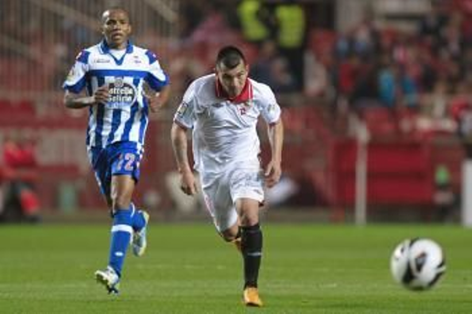 Medel, autor de dos goles, persigue el balón ante Paulo Assunçao.