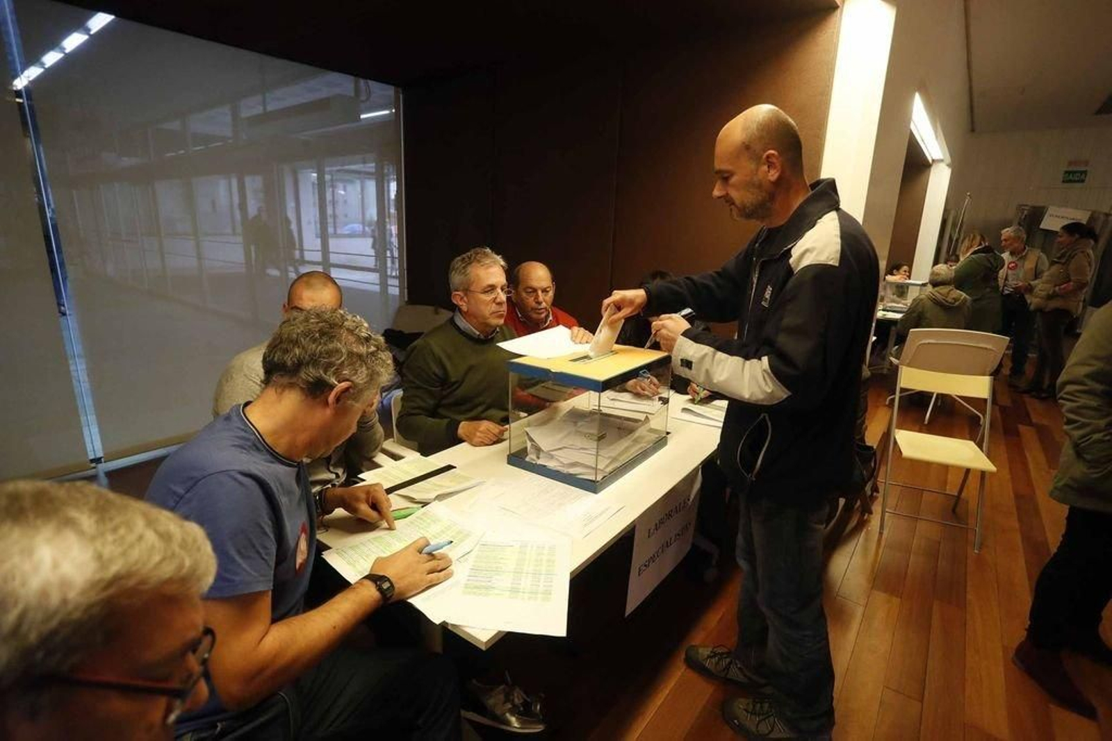 Los trabajadores pudieron votar ayer en la lonja del Concello.
