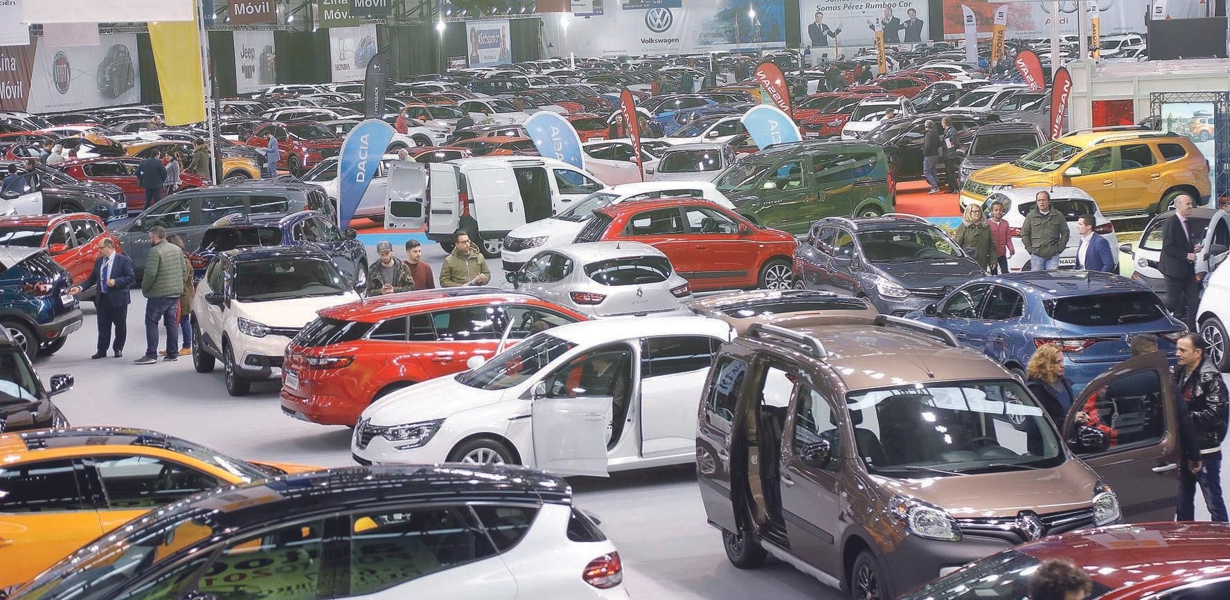 Casi medio centenar de marcas de coches y motos exponen sus novedades en una edición con menos días de exposición y en la que un Lexus LC500 de 160.000 euros es el vehículo más caro.